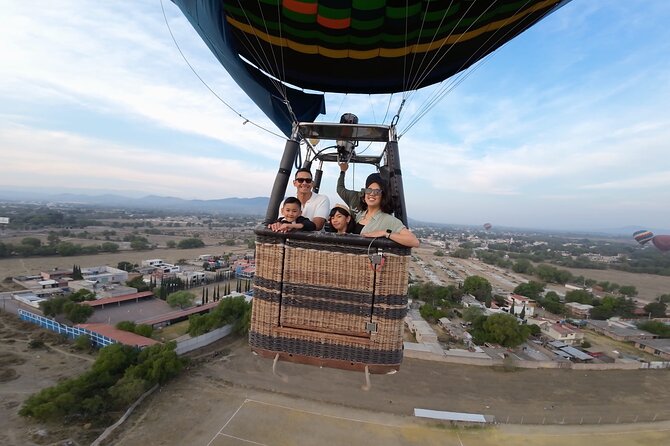 Balloon flight + Breakfast + Transportation from CDMX (SMALL GROUP) - Morning setup at Vive Vuela Teotihuacan, coffee, and the inflation show