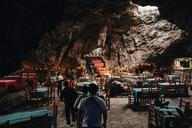 Balloon Flight + Cave Breakfast + Pick Up from CDMX or We Fly - La Cueva Teotihuacán Breakfast: The Setting Does Half the Work