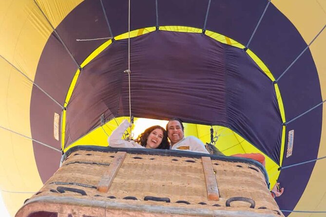 Balloon flight Teotihuacan, Breakfast in a cave Pick up in CDMX - Stop 2: Breakfast in a cave at Cine en la Cueva Teotihuacan