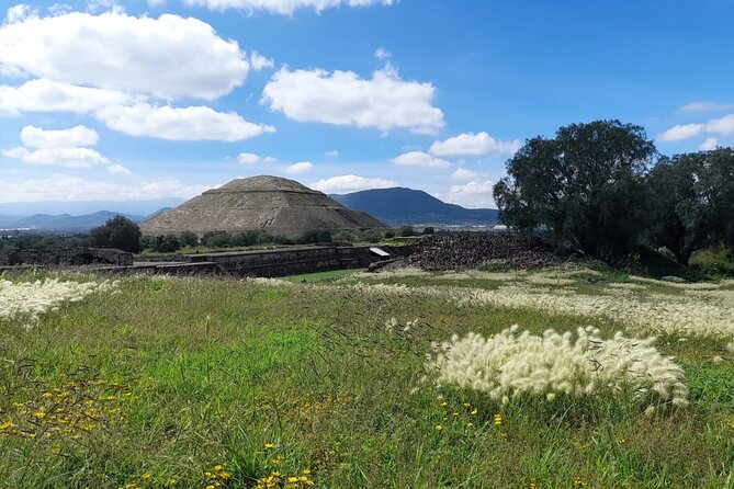 Balloon flight with private transportation and guided tour to Teotihuacán - Breakfast and Recharge in San Juan Teotihuacán