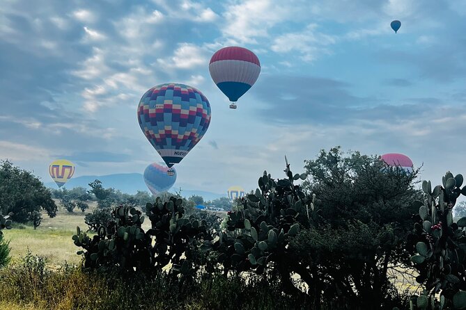 Balloon flight with private transportation and guided tour to Teotihuacán - Time and Comfort: Cold Mornings, Long Day, Small Group