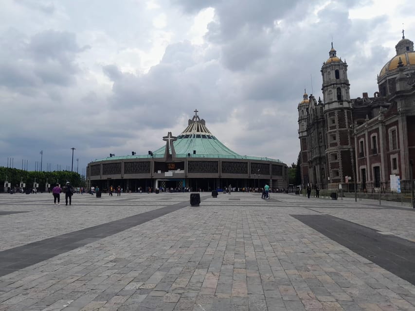 Basilica de Guadalupe: Complete Walking Tour - Up Tepeyac toward El Cerrito, then the La Ofrenda photo stop