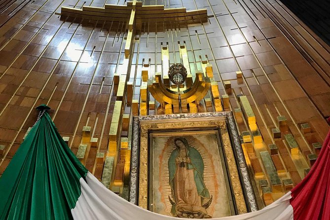 Basilica of Our Lady of Guadalupe Visit - Stop 1 at the Templo Expiatorio a Cristo Rey area: setting the stage with the Old Basilica