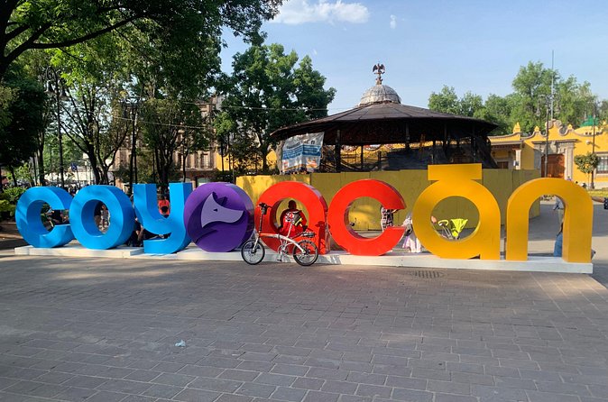 Bike Tour through Colonia Del Valle and Coyoacán / Mexico - Lunch in Coyoacán, then the market for real souvenirs