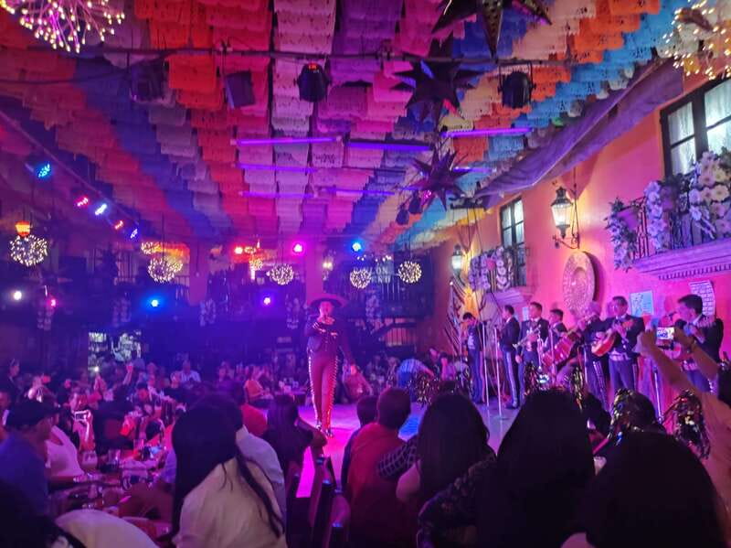 CDMX: Garibaldi Copa Show - Meeting Your Guide, Spanish Language, and the Small-Group Advantage