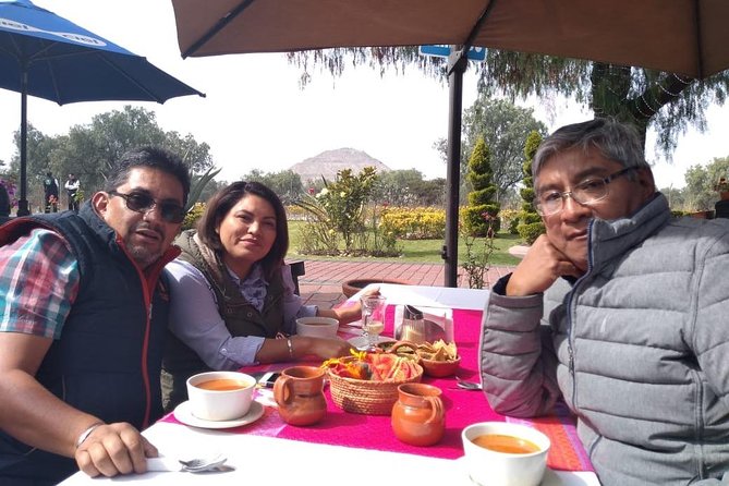 El mejor Tour Privado, Piramides de Teotihuacán y Basílica. ! - Stop 3 at Artesanías Premier: mague, mezcal, pulque, and lithic art