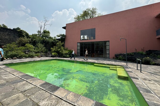 EXCLUSIVE TOUR Luis Barragán Casa Pedregal - small groups - Why the guide experience makes or breaks this tour
