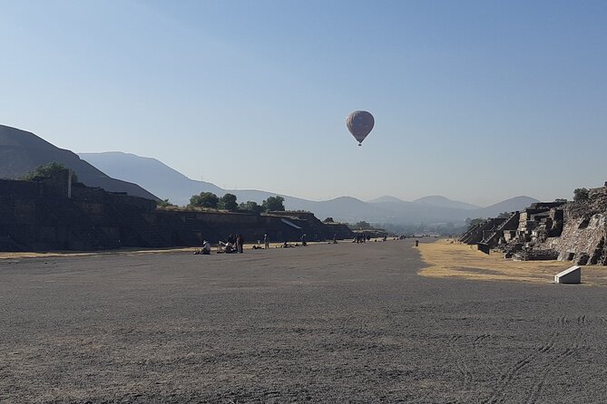 Flight in Globe, visit archaeological area, breakfast and transport - Teotihuacan plus balloon flight: why the morning plan works