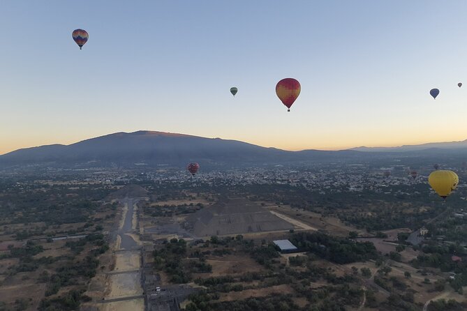 Flight in Globe, visit archaeological area, breakfast and transport - Breakfast after the flight: fuel before the walking begins