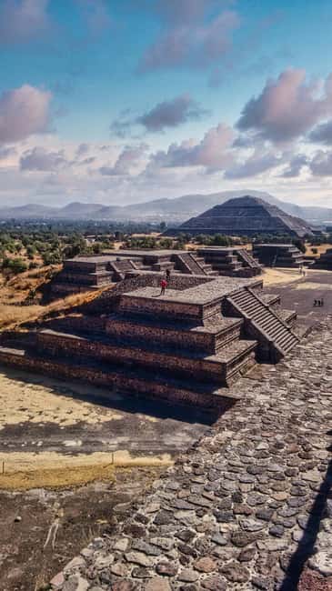 From Mexico City: Expedition with Early Access to Teotihuacan - Hostal Amigo pickup, bus time, and the day’s basic rhythm