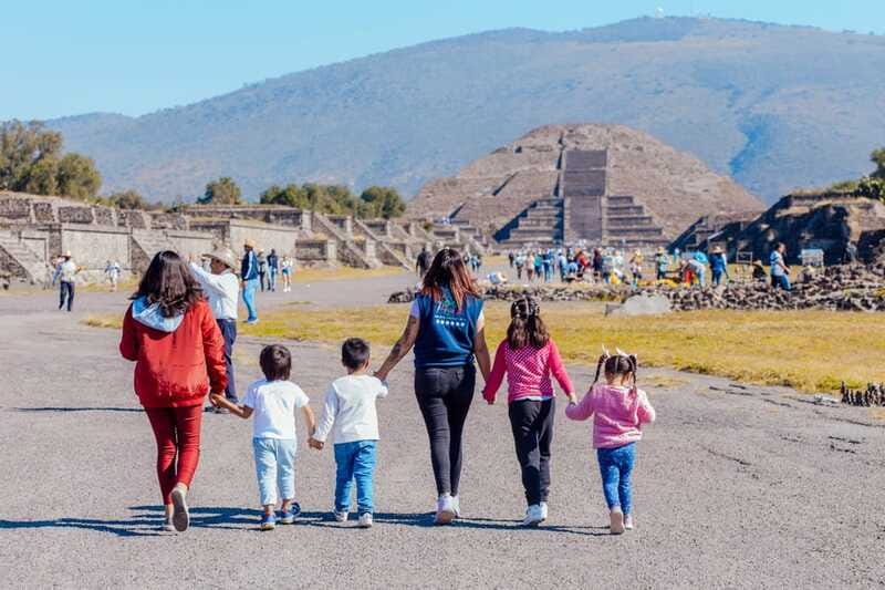 From Mexico City: Teotihuacan Tour & Reino Animal For Kids - Reino Animal Conservation Center: feeding, safari rides, and real “wow” time