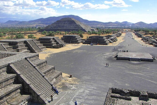 Group reduced to Pyramids of Teotihuacan and Basilica of Guadalupe - The stops before Teotihuacan: stones, local craft, and classic drinks