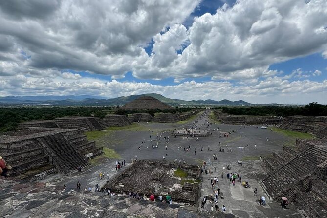 Guided Tour in Area with Cave Breakfast and CDMX Transportation - What the guide adds, beyond basic facts