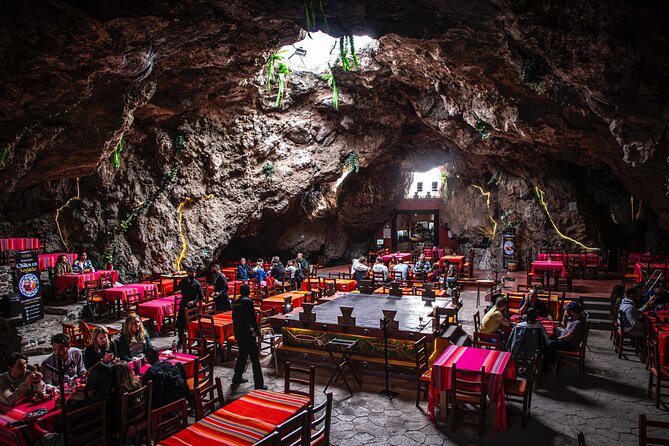 Guided tour in Teotihuacan + breakfast in Cueva + Transportation CDMX - Tlalocan cultural center: obsidian, maguey, and drink tasting before the ruins