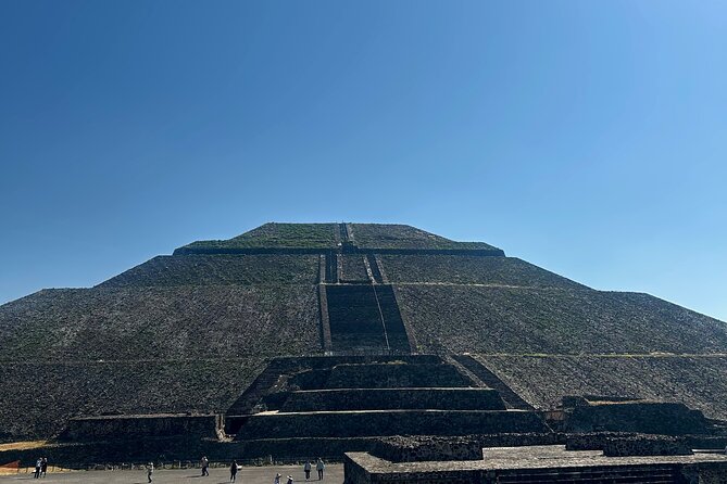 Guided Tour in the Pyramids of Teotihuacan with Breakfast - Stop 1: La Cueva Teotihuacán breakfast and orientation