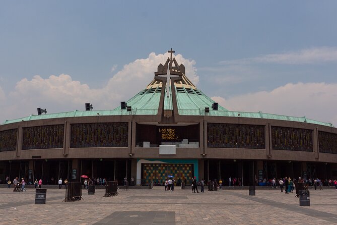 Guided tour of the Basilica of Guadalupe and Museum of Art - Capilla del Pocito: the healing spring pause