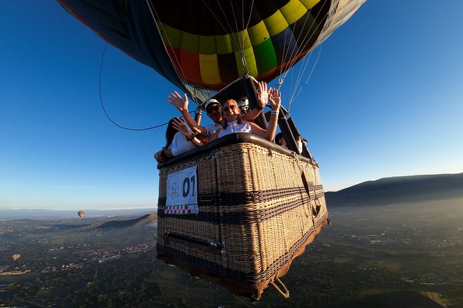 Hot air balloon flight in Teotihuacán + Breakfast in a Cave - Key highlights
