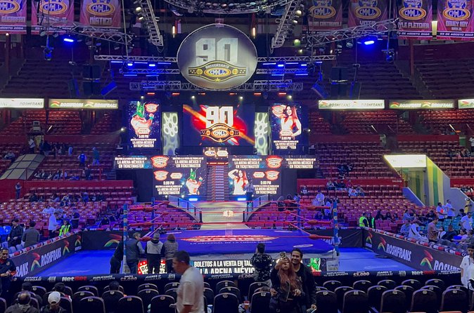 Live Wrestling from the Best Area of the Arena Mexico - Small group experience, what that means in practice