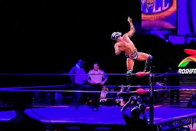Lucha Libre wrestling show, tacos and beer with artist - Lucha Libre in Mexico City: why this night feels like local theater