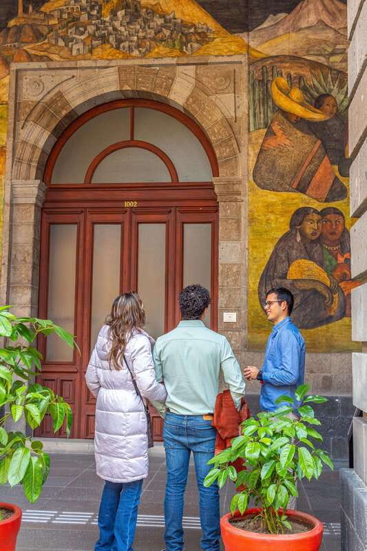 Mexican muralism with a true Art lover - Palacio de Bellas Artes, from revolution to politics in plain language