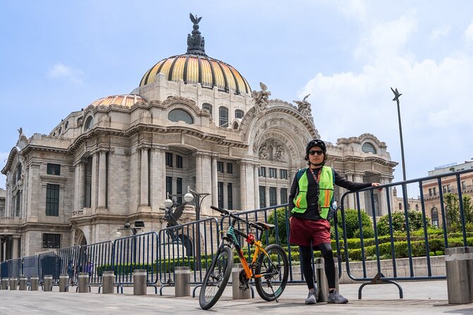 Mexico City Bike Rental - Angel of Independence Area - Safety and gear: why the helmet and reflective vest are not just paperwork