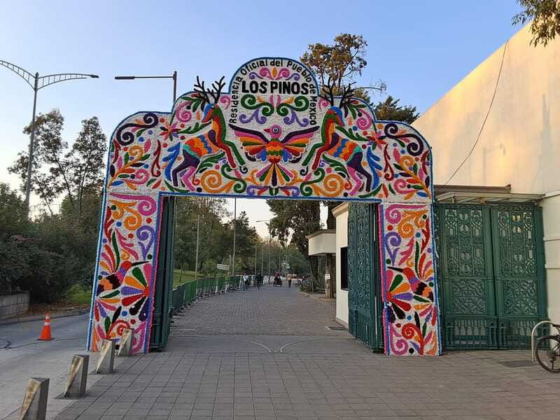 Mexico City: cable car tour, cultural sites and typical food - Santa Fe Village: cemetery visit and the local market finish