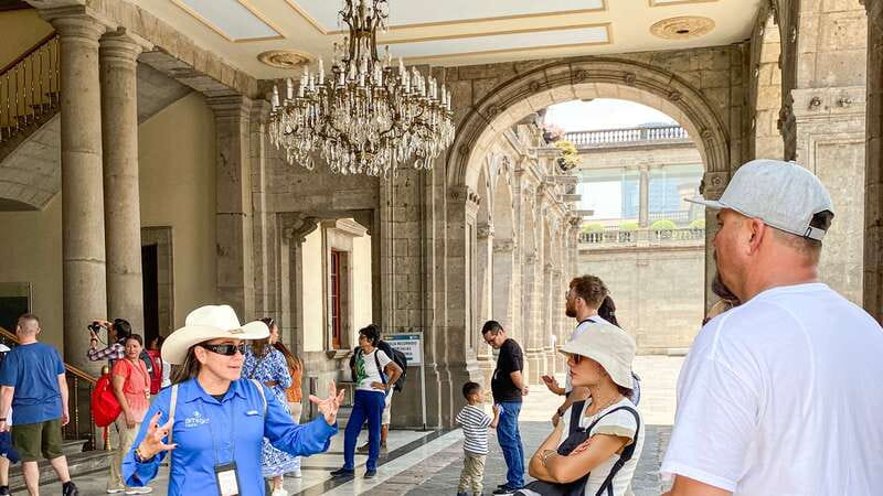 Mexico City: Chapultepec Castle and Anthropology Museum Tour - Avenida Grutas coffee stop: a small break that protects the whole day