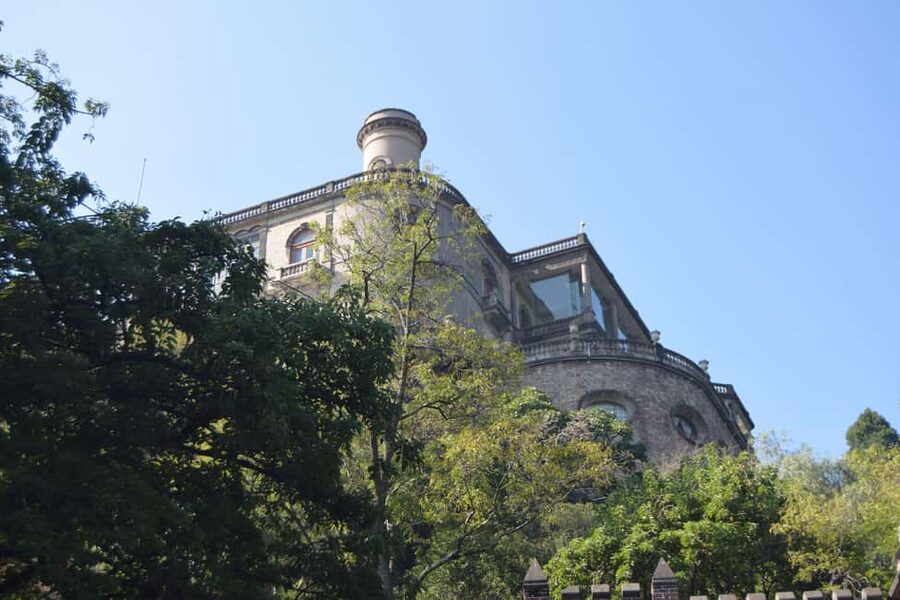 Mexico City: Chapultepec Castle and Forest Guided Tour - Lakes and Porrua bookstore: the calm side of Chapultepec
