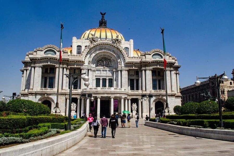 Mexico City: Exclusive Tour of Palacio de Bellas Artes - Small group value: why the guide matters more than the route