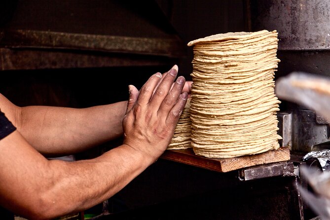 Mexico City Historical Centre Food Tour with 7 Authentic Tastings - República de Uruguay: tacos, shopfront color, and local shopping rhythm