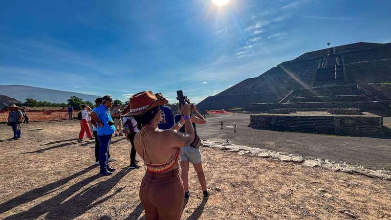 Mexico City: Teotihuacan First Entry Tour with Expert Guide - Meeting at Hostal Amigo, Then Out the Door at 6:20