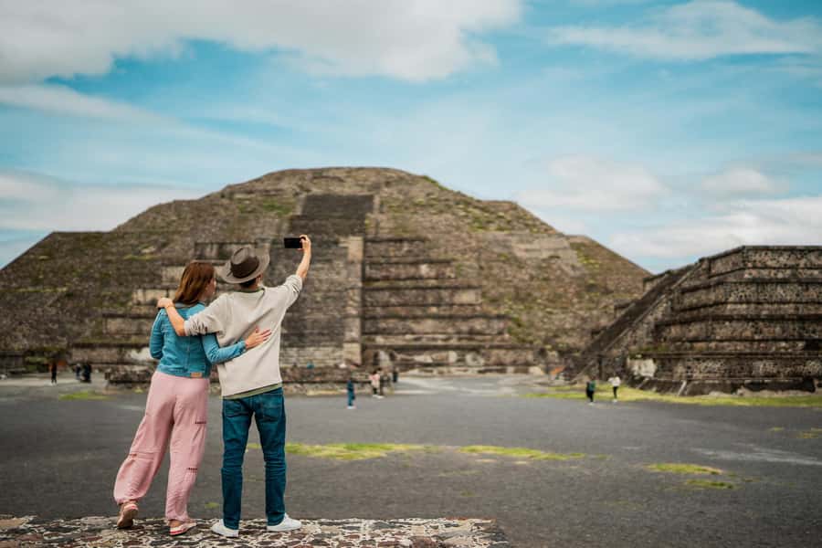 Mexico City: Teotihuacan, Tlatelolco & Guadalupe Shrine Tour - Guadalupe Shrine and the Basilica of Our Lady of Guadalupe