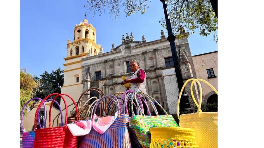 Music and Tequila in Xochimilco visits Coyoacán and CU - The craft market stop: a smart finale for last-minute gifts