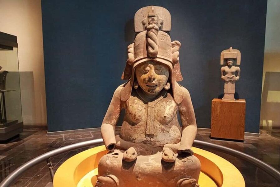 National Museum of Anthropology: a journey into Mexico's past - English lang. - What the Guide Actually Does: iPad Visuals and Real-Time Decoding