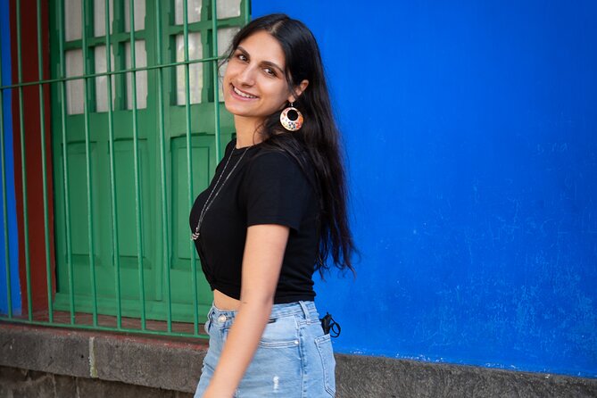 Photo Tour in Coyoacan - Centro Coyoacán: cobblestones, early posing, and quick memories