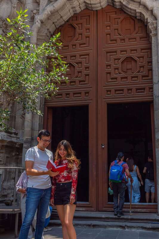 Poetry tour Mexico City - Zócalo walk: baroque architecture and how power changed the ground