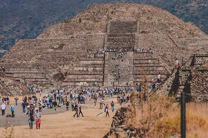 Private Balloon and Teotihuacán Experience - Entering Teotihuacán with an expert guide in English