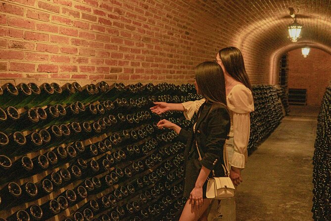 Private tour Freixenet Winery & Peña de Bernal - Bernal walking tour and craft time: what to do with your free hour
