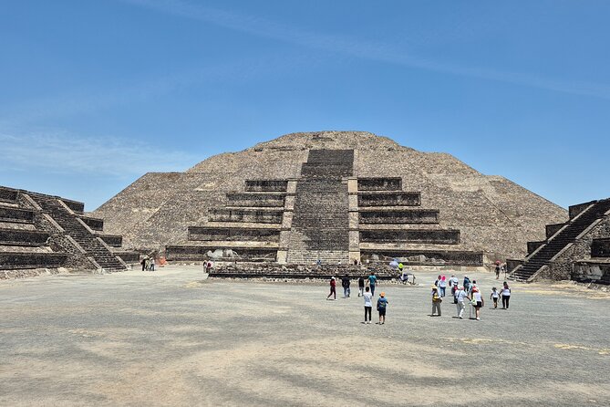 Private Tour Pyramids of Teotihuacán and Guadalupe Basilica up to 4 people - Understanding the meaning behind the Guadalupe story