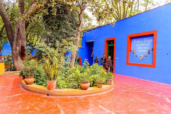 Private Tour to the Frida Kahlo Museum - How the Museum Explains Frida and Diego (Carlos Pellicer and the Trust)