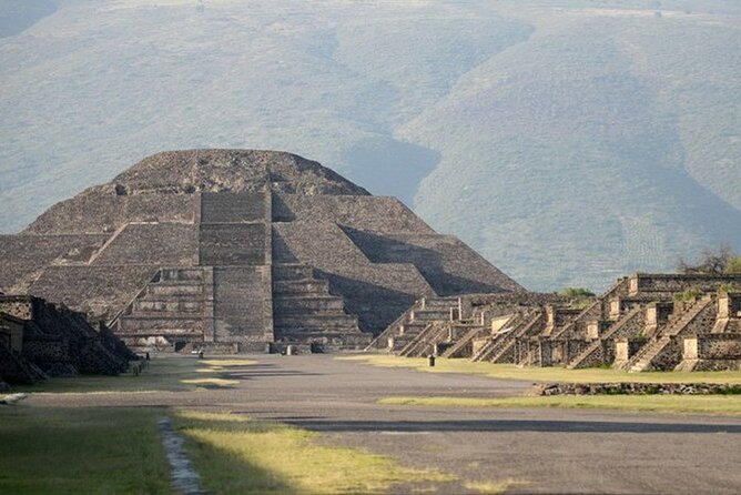 Private Tour to the Pyramids of Teotihuacán from CDMX from 1 to 4 people - Pickup at NH Collection Reforma, then a smooth road to the site
