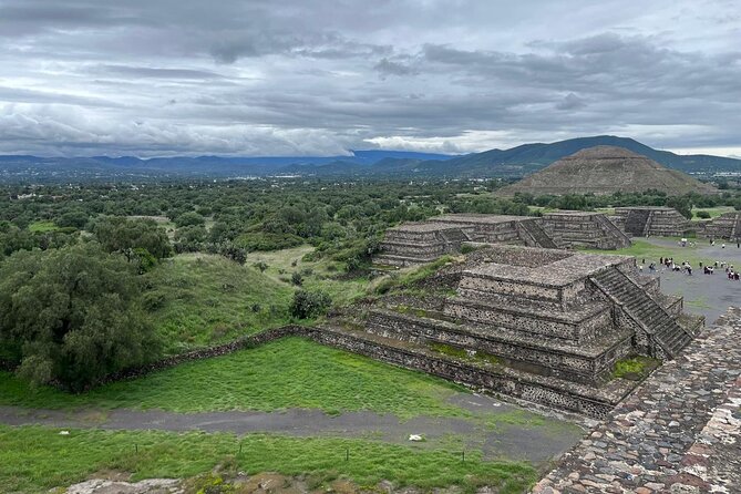 Pyramids of Teotihuacan and Basilica of Guadalupe / Small Groups - Getting to Teotihuacán at 6:20 am: early start, better use of daylight
