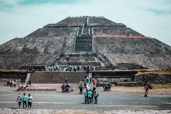 Pyramids of Teotihuacan, Guadalupe Shrine & Tlatelolco Tour - Basilica de Santa Maria de Guadalupe: 1 hour that can feel short