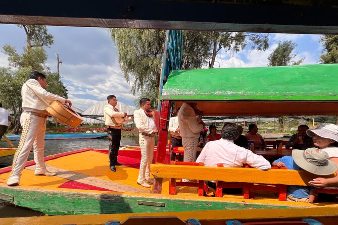 Riding Boats +Warm Mex Food+ Frida Kahlo's neighborhood (private) - The private guide effect: pacing, friendliness, and communication