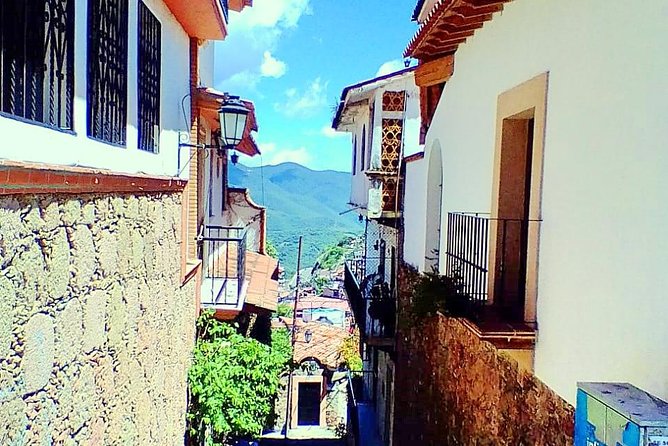 Small Group: The Magical Colonial Towns of Taxco and Cuernavaca - Santa Prisca de Taxco: baroque architecture and a strong focal point
