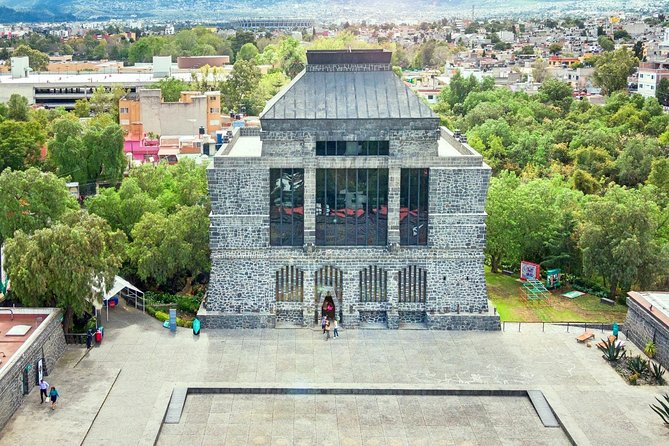 Small VIP Group: Frida Kahlo and Diego Rivera Legacy - Stop 4: Teatro de los Insurgentes, a quick mosaic façade stop