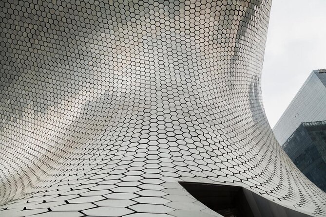 Soumaya Museum Tour ‐ Small Groups - Entering Museo Soumaya, the building does half the work