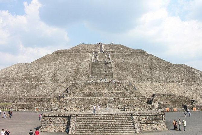 Teotihuacan and Basilica of Guadalupe with mezcal, tequila & handcrafts - Basilica of Santa Maria de Guadalupe: what you can do in 45 minutes