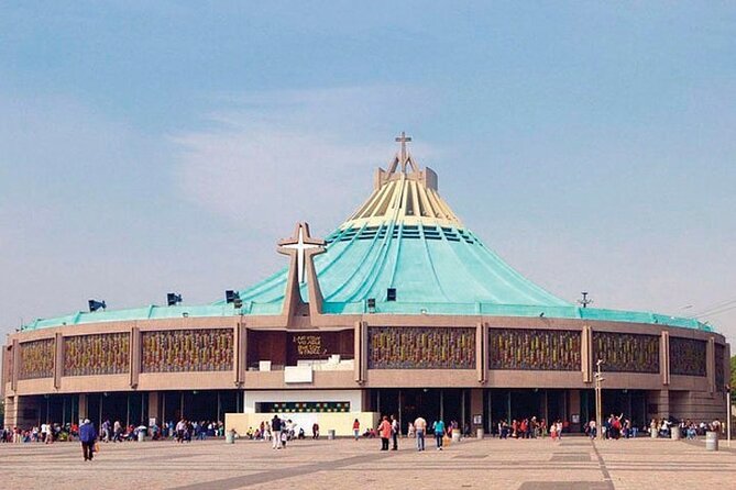 Teotihuacan and Basilica of Guadalupe with mezcal, tequila & handcrafts - Teotihuacan Pyramids: Calzada de los Muertos, Sun and Moon, and the on-site museum