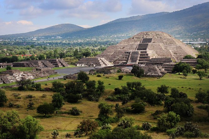 Teotihuacan & Basilica Guadalupe Tour with lunch - Guides and drivers: the difference between a good day and a great one
